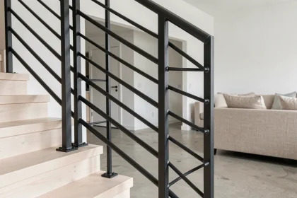 Garde-corps intérieur en tube carré fer noir mat sur escalier en chêne contemporain